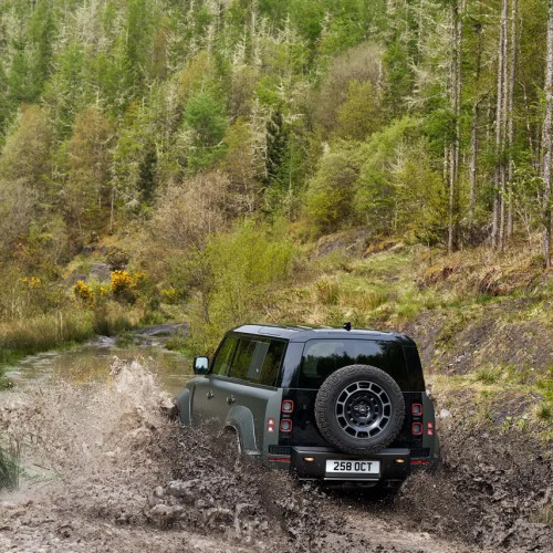 DEFENDER OCTA: noul maestru al performanțelor extreme atât pe șosea, cât și pe teren accidentat