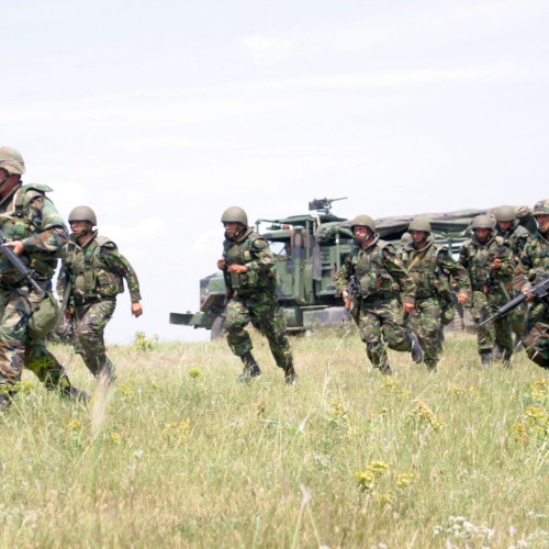 Alarma falsă: reluarea stagiului militar obligatoriu în România, doar o dezinformare