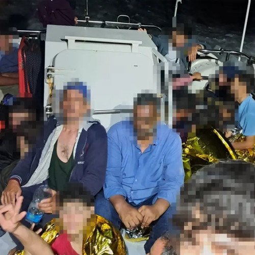 Politistii de frontiera români salvează 79 de migranți în Marea Mediterană