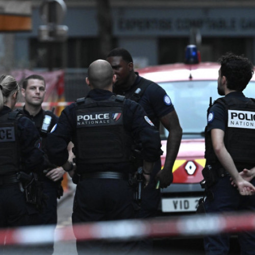 Incident tragic la Paris: O mașină a intrat pe terasa unei cafenele, soldându-se cu un mort și șase răniți