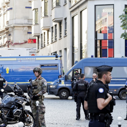 Un polițist rănit pe Champs-Elysees în Paris: Atacatorul neutralizat