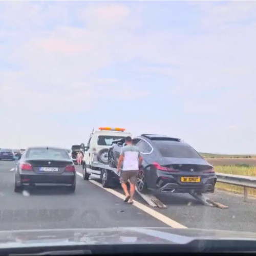 Accident rutier cu implicarea a două autoturisme