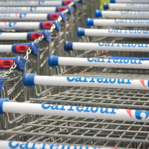 Carrefour concediază peste 900 de angajați în Polonia și închide aproape 100 de magazine