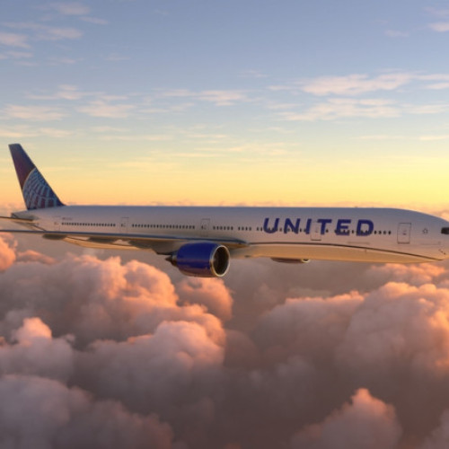 Bărbat dat în judecată de United Airlines după ce a înghițit o bucată de sârmă din mâncarea de avion