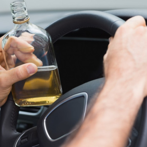 Un bărbat din Stei a fost arestat după ce a condus de două ori beat în aceeași seară