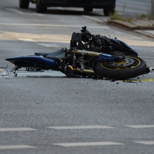 Accident pe autostrada A2: motocicletă în parapet, intervenție SMURD