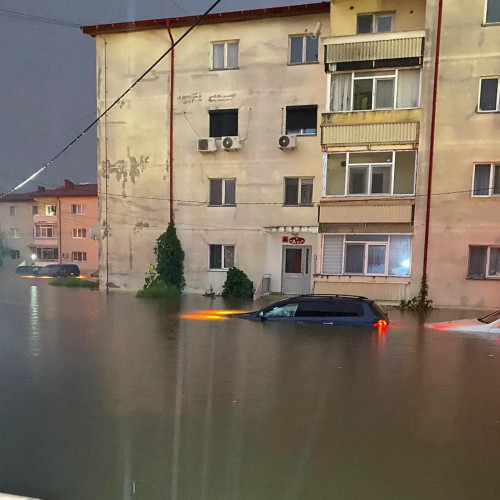 Soferii din Mangalia, surprinsi de inundatii: masini sub ape