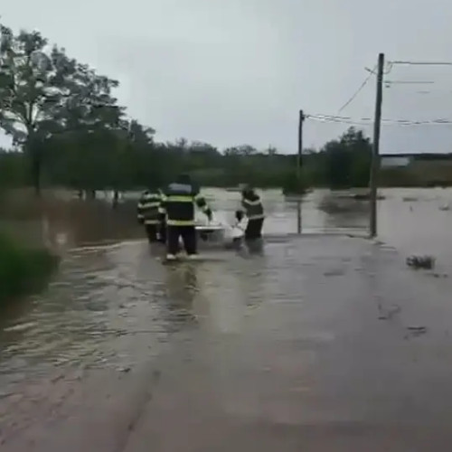 Ploile puternice inundă o localitate, accesul se face doar cu barca