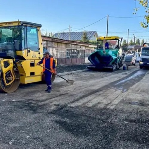 Echipele Confort Urban vor asfalta carosabilul, traficul rutier oprit până la ora 16:00