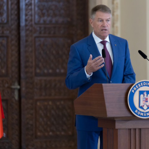 Klaus Iohannis îl decorează pe Aurelian Bădulescu cu Ordinul Național "Pentru Merit"