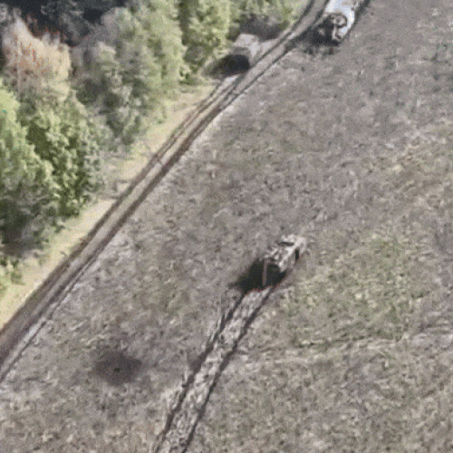 Imagini șocante din Ucraina: un transportor rusesc distrus de un tanc ucrainean