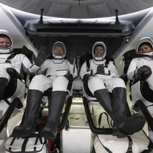 Capsula SpaceX cu patru astronauți revine pe Pământ după întârzieri