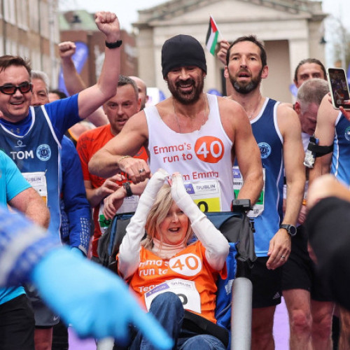 Colin Farrell a alergat ultimii 4 kilometri ai Maratonului Dublin împingând-o pe prietena sa în scaun cu rotile