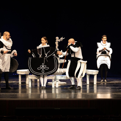 Spectacol de comedie dell'arte la Teatrul Calutul de Mare