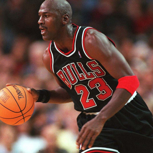 Un maiou purtat de Michael Jordan, vândut pentru 4,7 milioane de dolari
