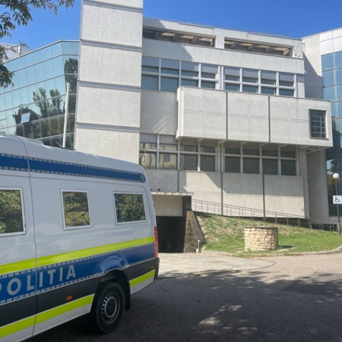 Bărbat suspectat de fraudă informatică și alte infracțiuni, plasat în arest la domiciliu