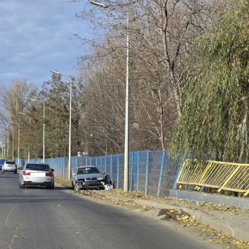 Soferul autoturismului a intrat în parapetul de protecție pe timpul nopții