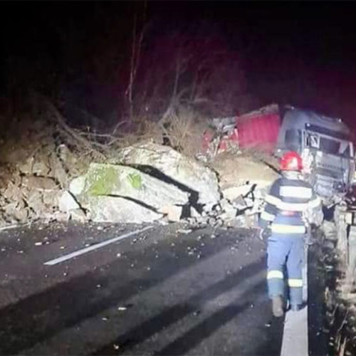 O stâncă a căzut peste un camion pe Valea Oltului, circulația blocată