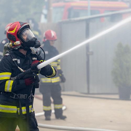 Incendiu în Cristesti: Fochist dus la spital după o intoxicatie cu fum