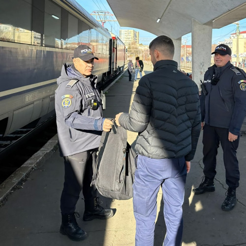 Un bărbat mulțumește polițiștilor pentru recuperarea bagajului uitat