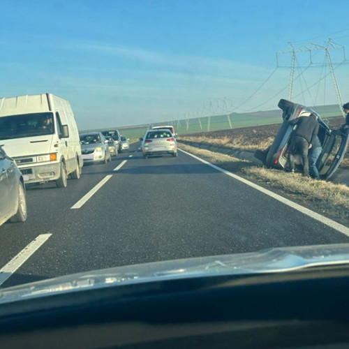 Accident pe drumurile din Cogealac: Autoturism răsturnat în șanț