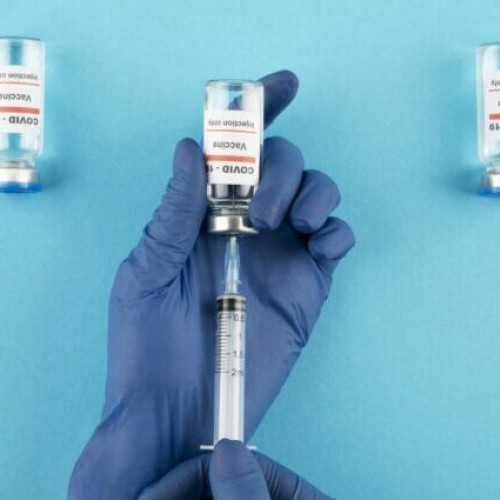 Un caz rar: O tânără din Canada a suferit o creștere semnificativă a sânilor după vaccinul Covid de la Pfizer