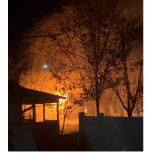 Incendiu în apropierea locuințelor protejate, baraca paznicului a fost distrusă