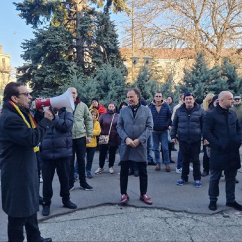 Protest la Prefectura Constanța împotriva amânării alegerilor