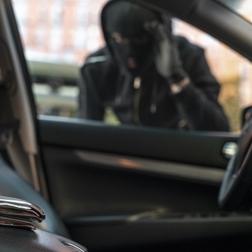 Tânăr din Satu Mare trimis în judecată pentru furtul unei mașini