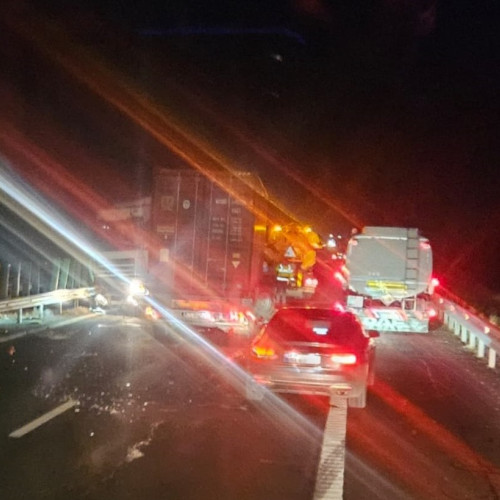 Accident grav între două TIR-uri, traficul blocat în zonă