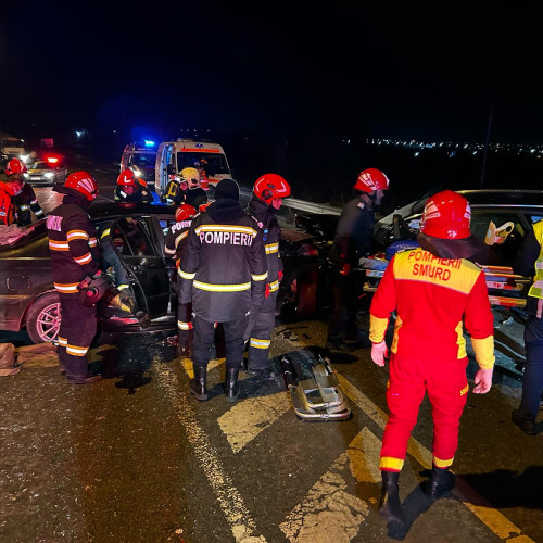 Pompierii intervin la un incident, cu autospeciale și echipaje de salvare