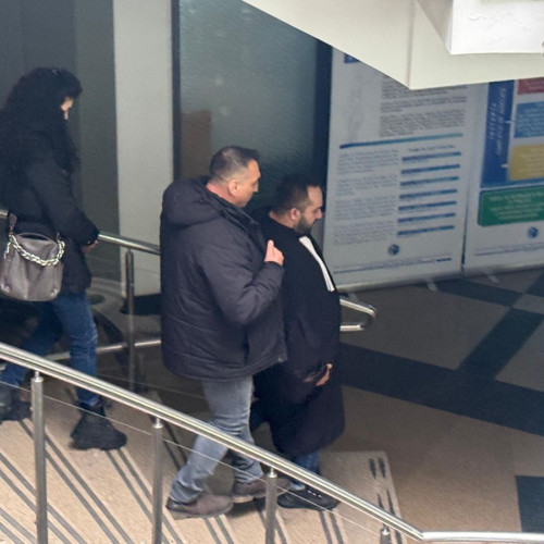 Politist arestat la domiciliu, acuzat de legături cu Sacalul
