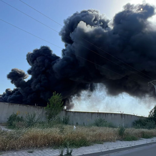 Incendiu violent la un depozit de anvelope uzate în Tulcea