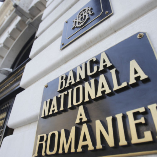 Polițele prudente ale băncilor din România și riscul unui "lazy banking"
Conform unui eveniment specializat în domeniul bancar, Matei Kubinschi, director adjunct în cadrul Direcției de Stabilitate Financiară din Banca Națională a României, a subliniat că politicile bancare din țară sunt, în prezent, mai prudente decât cele din Uniunea Europeană. Potrivit lui, în viitor va fi extrem de important ca sectorul bancar să evite să cadă în capcana unui "lazy banking", adică să se bazeze excesiv pe stat, acuzând riscuri sau să investească masiv în titluri de stat și programe garantate, fără a susține economia reală.