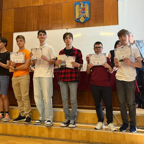 Elevi din 11 județe au participat la concursul de matematică de nivel înalt de la Colegiul Național, în ciuda perioadei aglomerate din cauza examenului de bacalaureat și a finalului de an școlar. Participanții, 140 de elevi din clasele a VII-a până la a XII-a, s-au întrecut într-o competiție care promovează excelența și valoarea educației, conform spuselor directorului colegiului, profesorul dr. Vasile Nicoara.