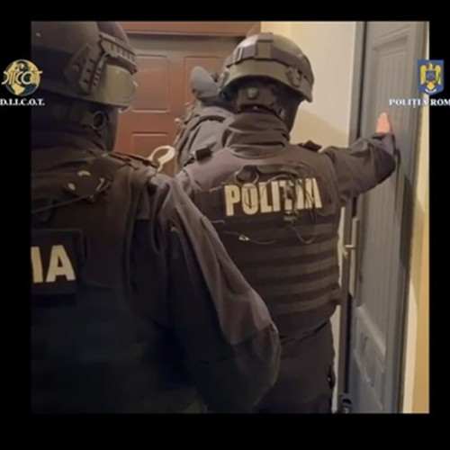 Grupare de criminalitate organizată, implicată în fraude online în România