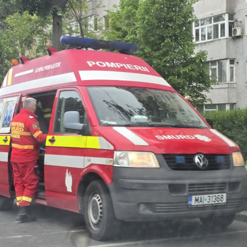 Motocicletă și microbuz implicate în accident, pe strada Eliberării! O persoană a ajuns la spital