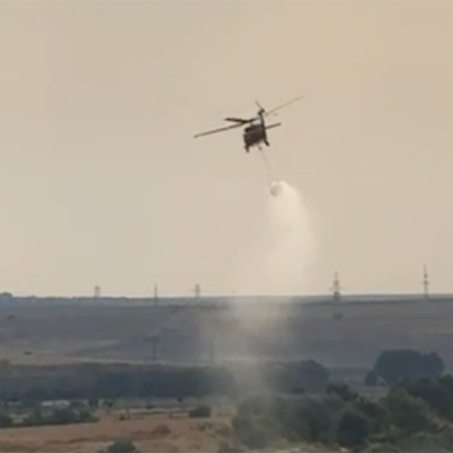 VIDEO S-a EXTINS incendiul pornit de la camionul cu baloți răsturnat la ieșire din Medgidia spre Peștera: Două elicoptere acționează pentru stingerea acestuia