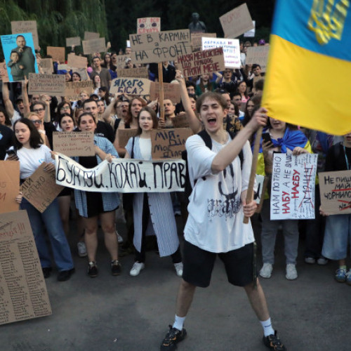 Analiză Aroganța puterii sau sentiment de impunitate? Protestele din Ucraina și riscul ca Zelenski să piardă controlul