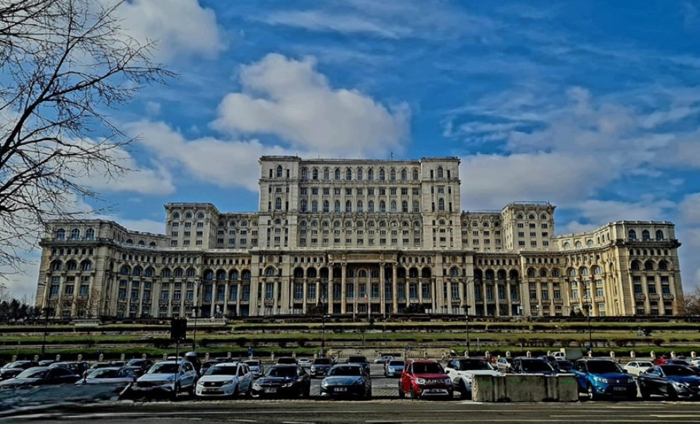 Femeie reținută după descoperire de arme albe la Parlament
