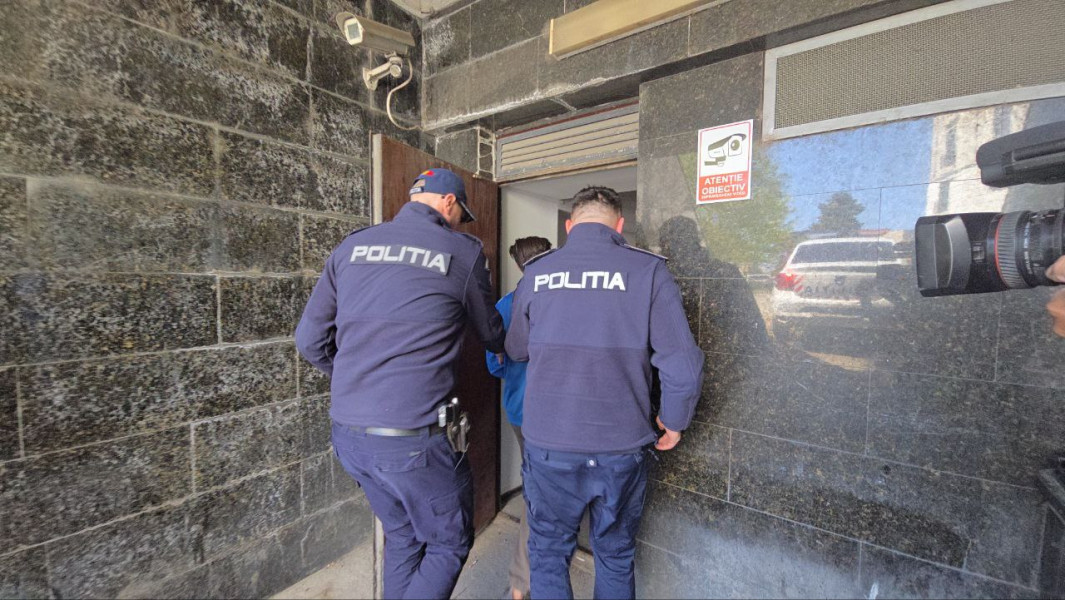 Două persoane urmărite internațional, aduse în țară; trafic de droguri și înșelăciune