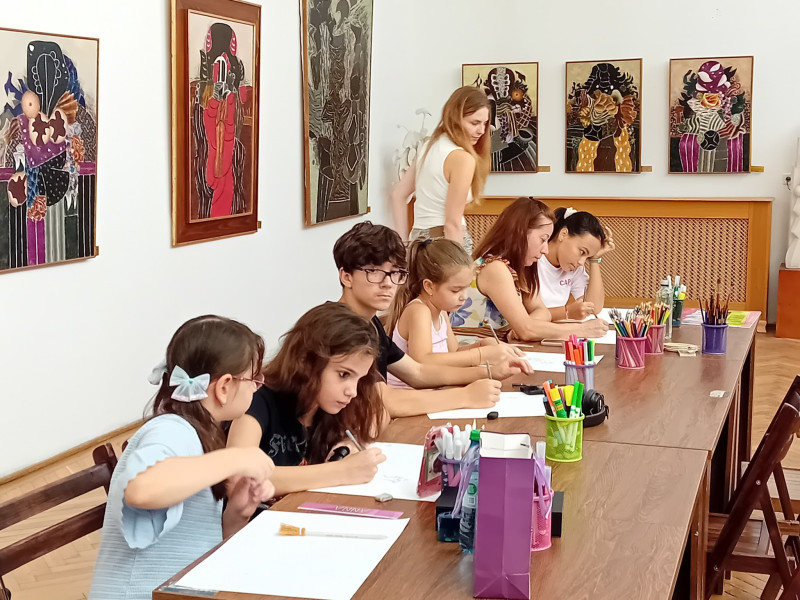 FOTO Creativitate și film la Muzeul de Artă Constanța: copiii au descoperit scurtmetrajul Arts Tamer și au transpus povești în imagini
