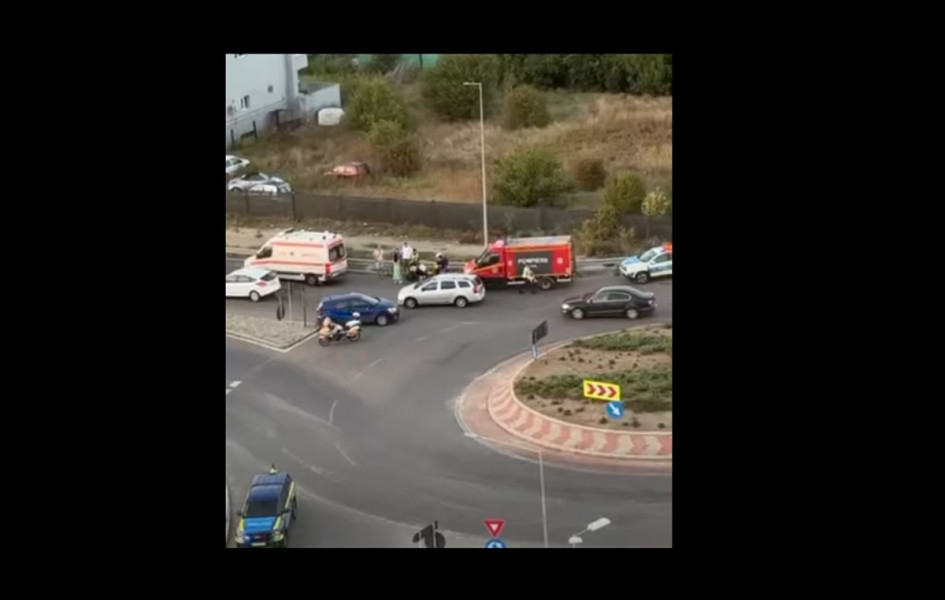 VIDEO Două autoturisme s-au ciocnit, la ieșire din Constanța spre Ovidiu! Pompierii intervin cu autospeciale de stingere