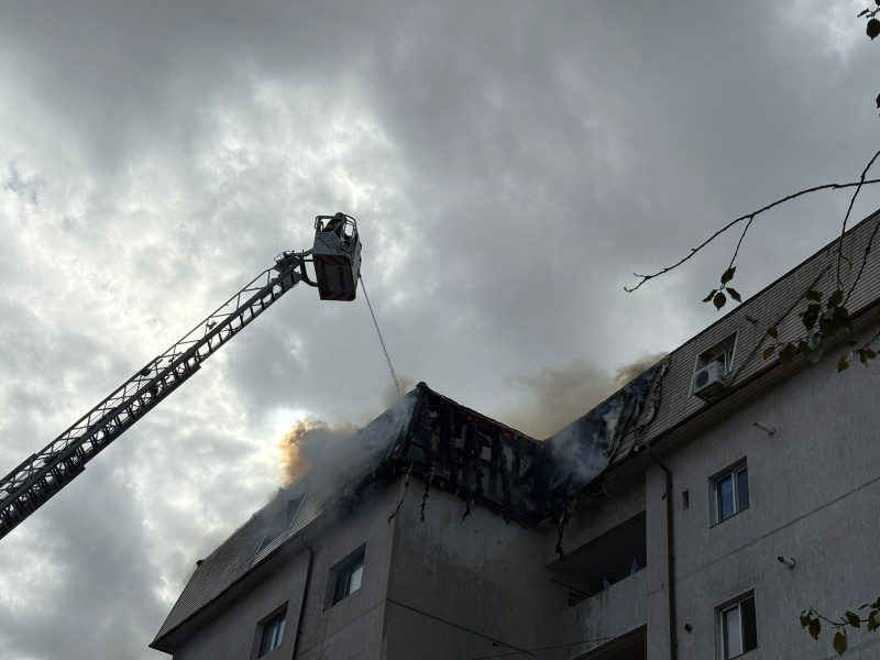 FOTO VIDEO ALERTĂ pe strada Soveja din Constanța: ARDE mansarda unui bloc. O persoană, prinsă înauntru
