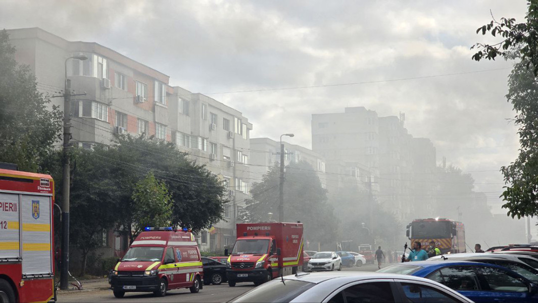 FOTO VIDEO Traficul rutier pe strada Soveja este BLOCAT: Sunt degajări de fum gros în urma incendiului izbucnit la mansarda unui bloc