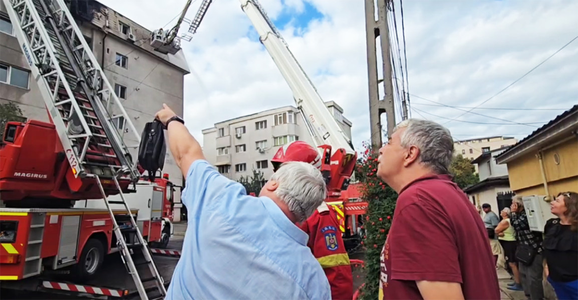 VIDEO Familiile afectate de incendiul de pe strada Soveja, DISPERATE: Focul ar mocni între tablă și structura mansardei
