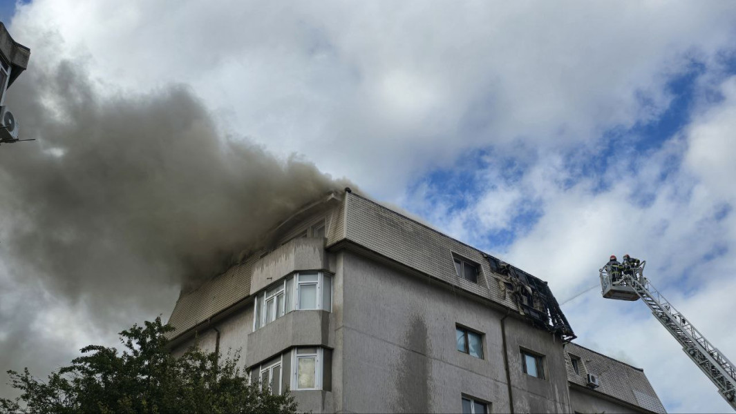 FOTO Focul care a cuprins toate apartamentele de la mansarda unui bloc din Constanța a fost stins după aproape 4 ore