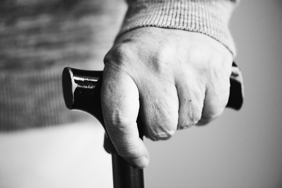 Când intră banii pe cardurile sociale: Care sunt categoriile de români care beneficiază de acest ajutor