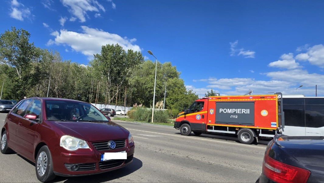 Incendiu de vegetație uscată pe bulevardul Tomis din Constanța, intervenție în desfășurare
