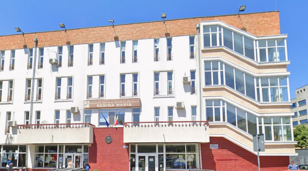 Dialog între elevi și profesorul Adrian Cioroianu la Colegiul Regina Maria din Constanța